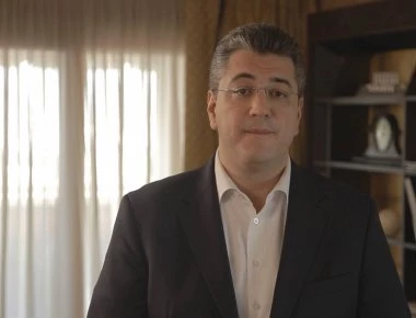 Στην στρατιωτική παρέλαση Θεσσαλονίκης ο Απόστολος Τζιτζικώστας με την έγκυο σύζηγό του και το γιο του (βίντεο)